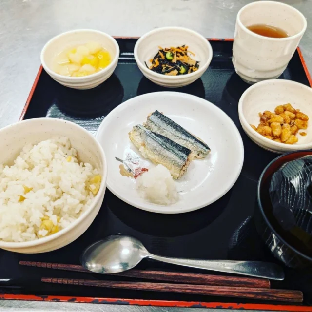 🍱【ウェルホームからんの特選献立】🍱

本日ご紹介するのは、ウェルホームからんのとある日の昼食メニューです！栄養バランスに配慮したお食事で、利用者様に毎日美味しく召し上がっていただいています😊✨

1枚目の写真は、さんまの塩焼きとひじきの煮物、栗ご飯を添えた和食の献立🎋。秋の味覚を存分に楽しめるメニューです🍂🍠。

＃ウェルホームからん