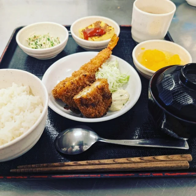 🍱【ウェルホームからんの特選献立】🍱

エビフライと豚カツのボリュームたっぷりのメニュー🍤✨。サクサクの衣が食欲をそそります！

季節の食材を取り入れた、身体に優しい美味しいお食事を提供しています。ぜひ、ウェルホームからんの日常の一コマをお楽しみください😊

＃ウェルホームからん